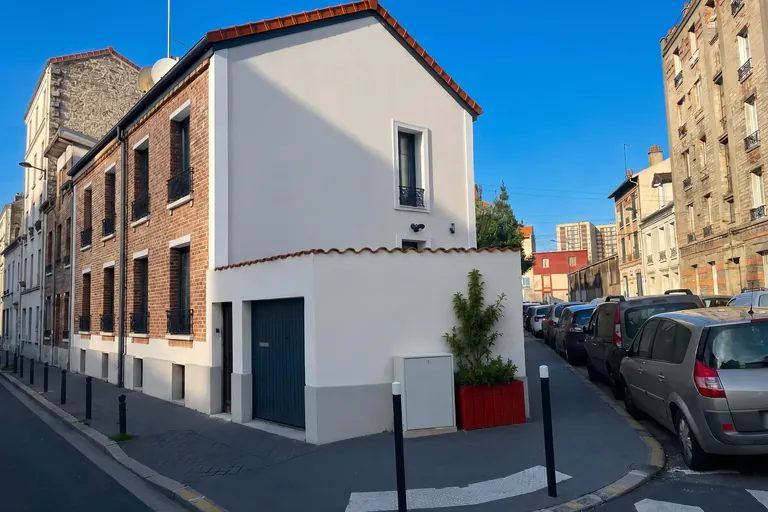 Maison d'angle entièrement ravalée — façade blanche finie